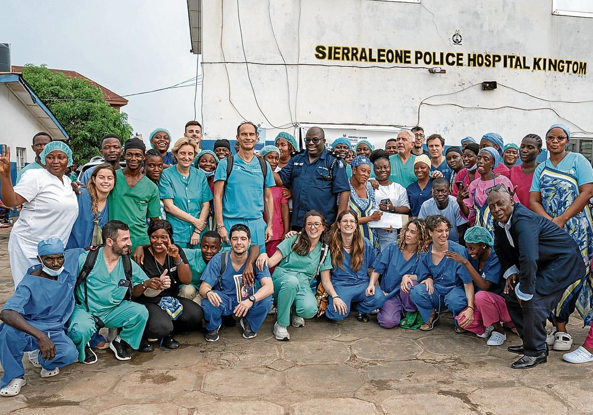 Ramírez posa a las puertas del hospital con el personal que le ayuda en su labor en Sierra Leona.