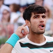 Carlos Alcaraz hace un gesto a la grada durante la final de Queen's ante el checo Jiri Lehecka.