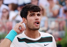 Carlos Alcaraz hace un gesto a la grada durante la final de Queen's ante el checo Jiri Lehecka.
