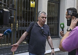 El exsecretario de Organización del PSOE, Santos Cerdán, a la salida de su casa.