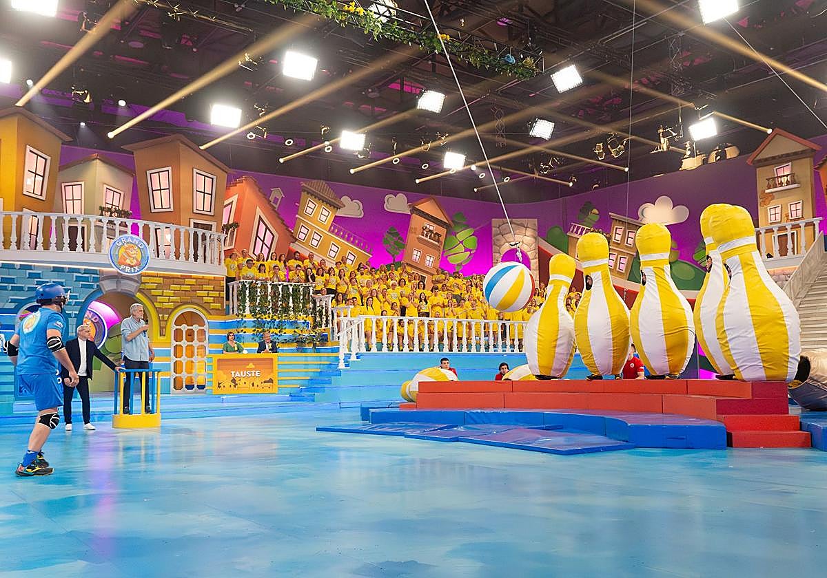 Ramón García observa una prueba del 'Grand Prix'.