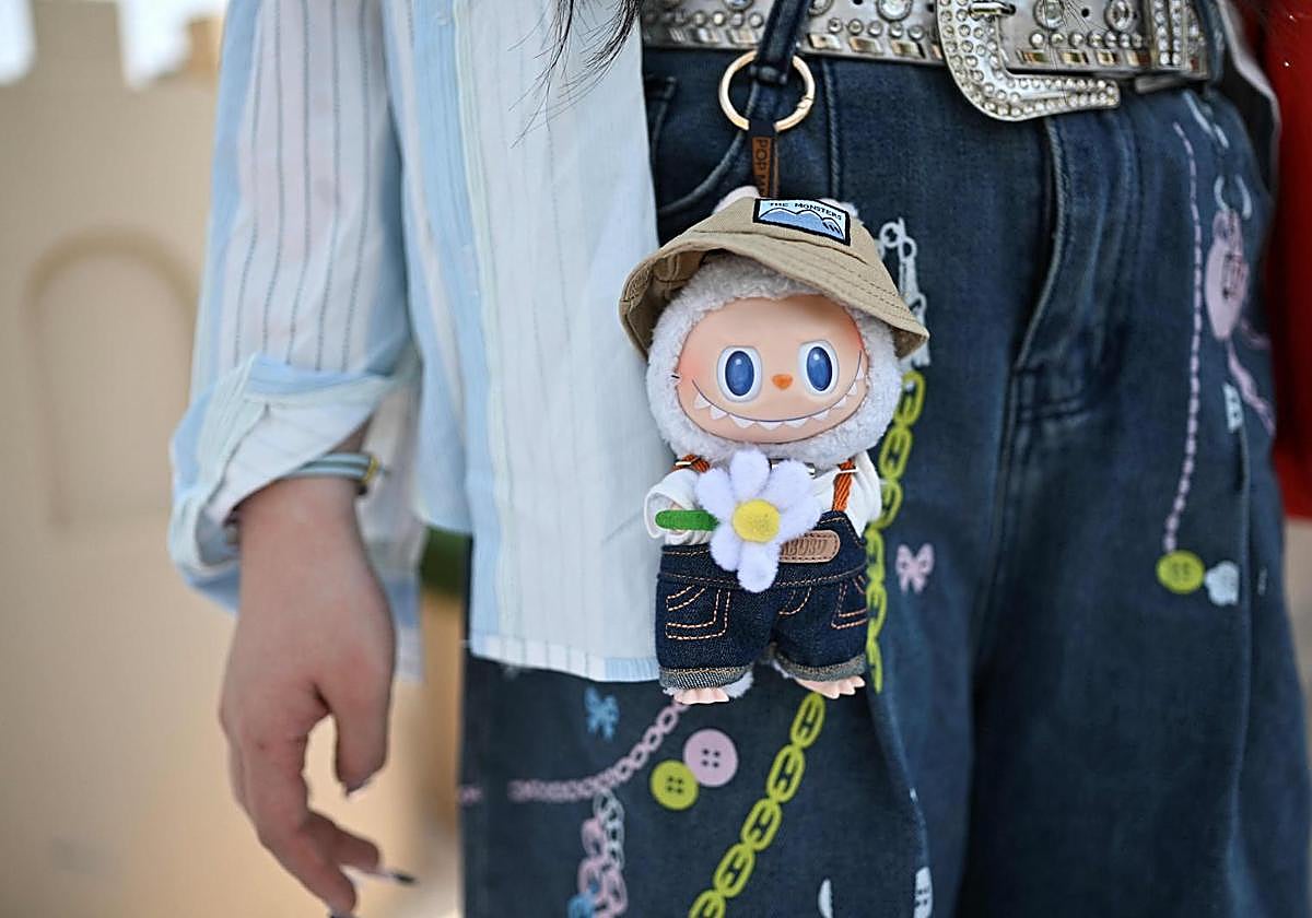 Un Labubu colgado de un pantalón.