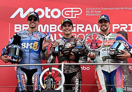 Marc Márquez, entre su hermano Álex y Fabio Giannantonio.