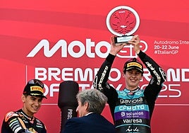 Máximo Quiles celebra su victoria en el podio de Mugello..