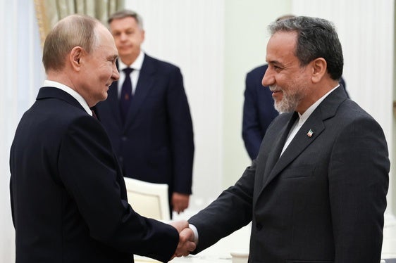 Vladímir Putin y Abás Araghchi se saludan en el Kremlin.