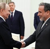 Vladímir Putin y Abás Araghchi se saludan en el Kremlin.