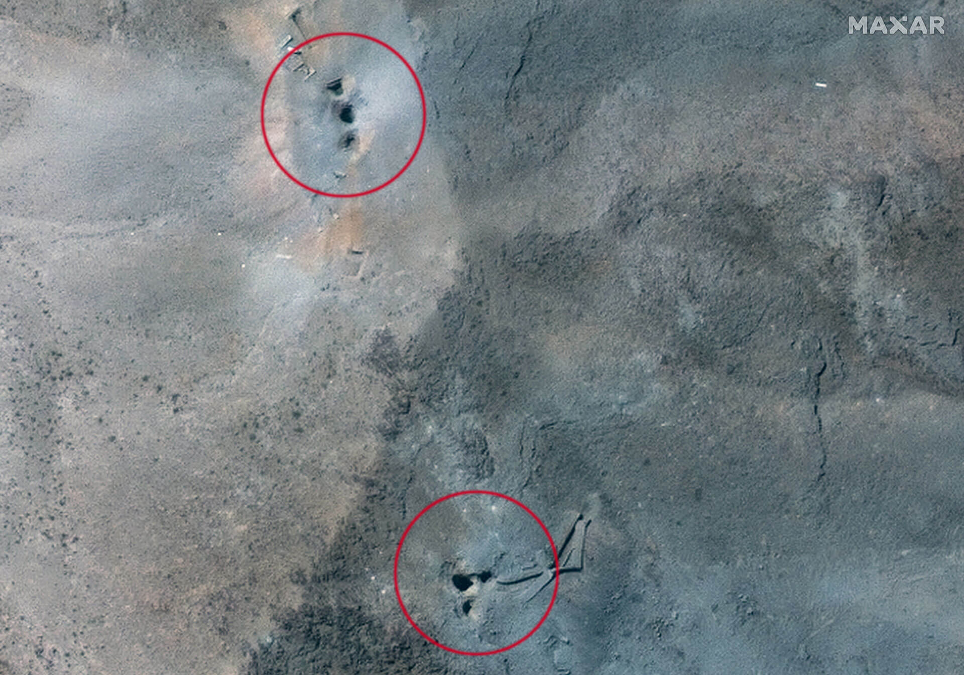 Cráteres dejados por las bombas anti-búnkeres tras destruir en complejo subterráneo de Fordo.