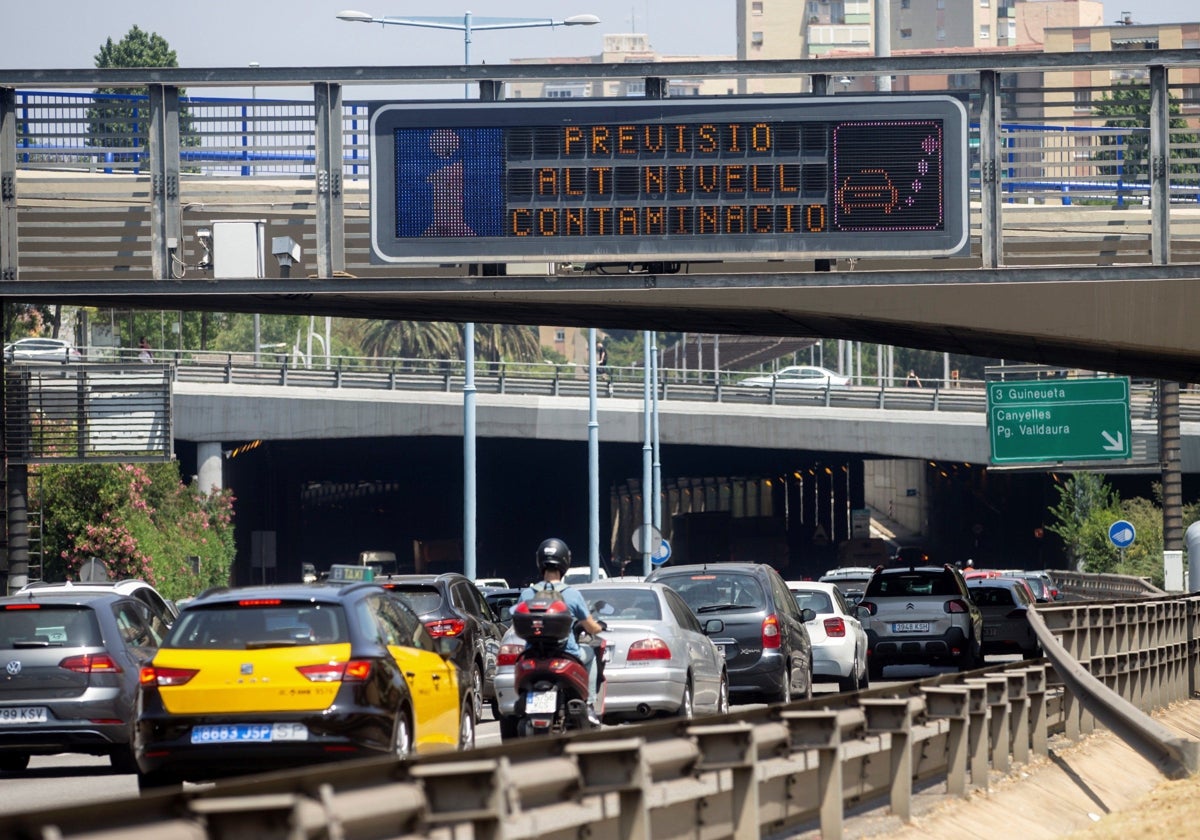 A screen in Barcelona warns of a high pollution episode.