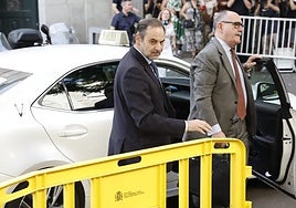 José Luis Ábalos y su abogado José Aníbal Álvarez a su llegada este lunes al Supremo