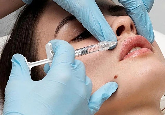 Una mujer se inyecta botox