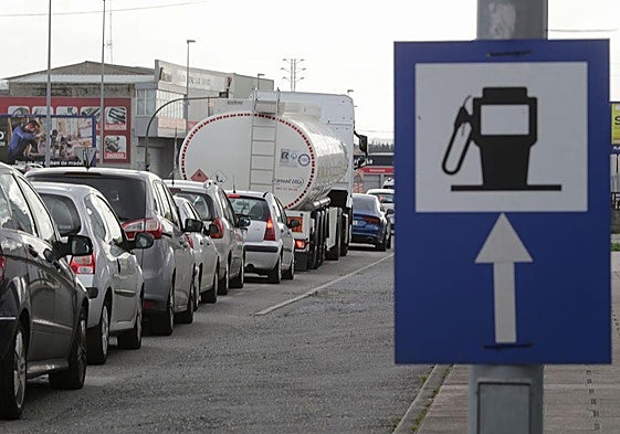 El Gobierno quiere prohibir la publicidad de combustibles y equipararlos al tabaco