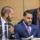 Ibar, en el centro de la imagen, escoltado por dos de sus abogados en una imagen de hace seis años.