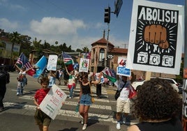 Un grupo de personas se manifiesta en Los Ángeles contra las redadas migratorias del ICE.