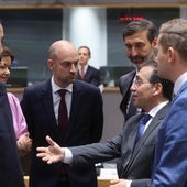 Albares conversa con otros ministros de Exteriores durante la reunión de este lunes en Bruselas.