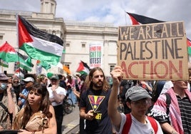 Consignas en favor de la organiación Palestine Action en una manifestación en el centro de Londres.