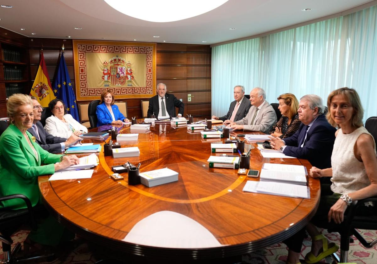 El pleno del Tribunal Constitucional, encabezado por Cándido Conde-Pumpido, en las deliberaciones sobre la legalidad de la amnistía.