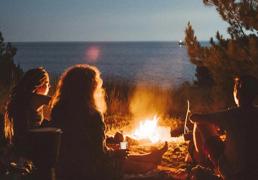 Rituales de la noche de San Juan para atraer la buena suerte: deseos al fuego, lavarse la cara con hierbas mágicas y patatas bajo la almohada