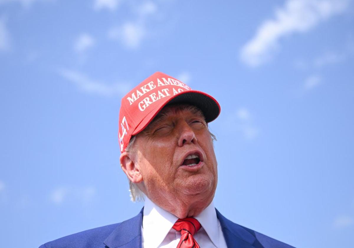 El presidente de EE UU, Donald Trump, conversa con periodistas.