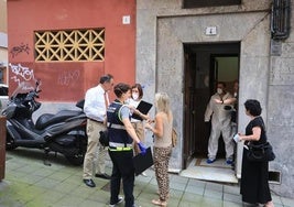 Agentes de la Policía en el edificio donde apareció el cadáver, en la calle Contracay