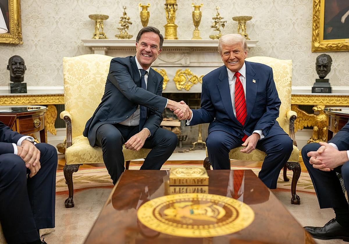 Rutte y Trump se saludan en el Despacho Oval.