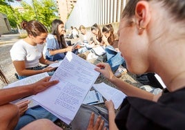 Un grupo de alumnas consulta parte de sus apuntes en un campus universitario español.