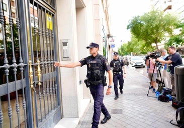 Agentes de la Policía Nacional entran al domicilio de Santos Cerdán en el barrio de Chamberí, en Madrid.