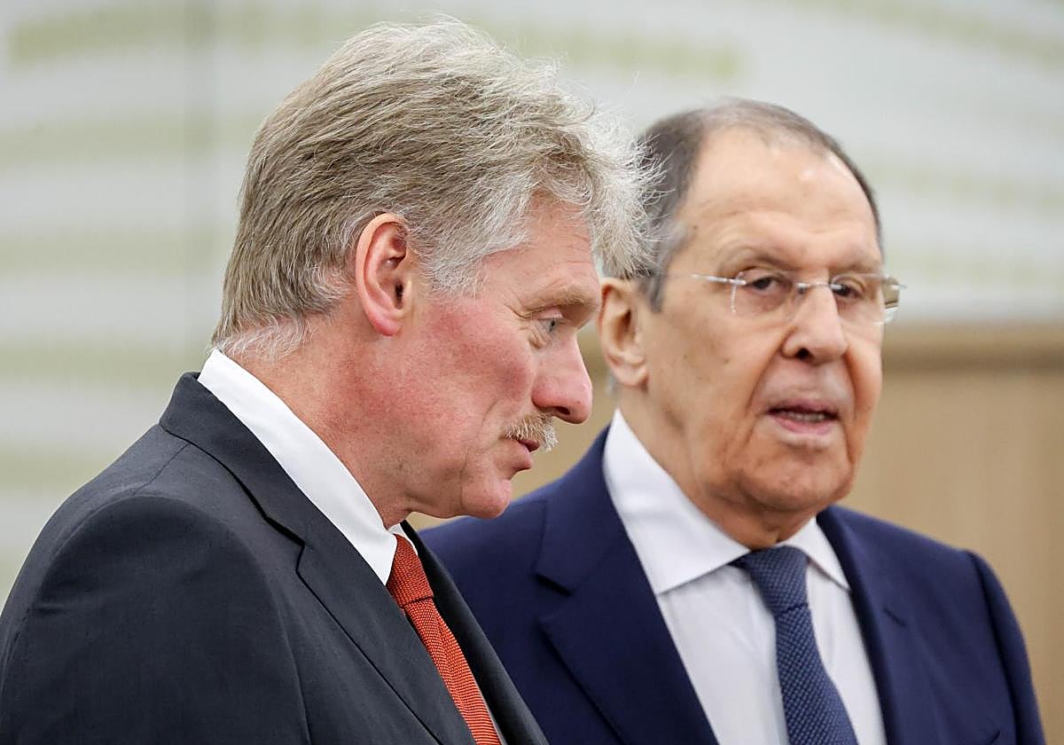 El portavoz del Kremlin, Dmitri Peskov, y el ministro de Exteriores ruso, Serguéi Lavrov, en una imagen de archivo.