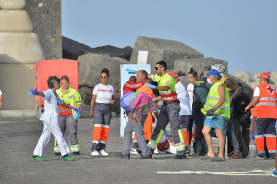 os servicios sanitarios reciben una patera, en el muelle de La Restinga