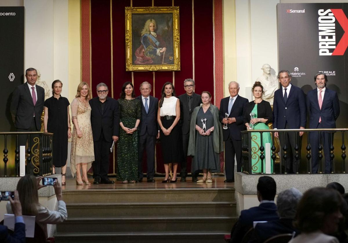 From left to right, Ignacio Mariscal, CEO of Reale Seguros; Ana Porto, global communications director at Telefónica; Mar Cohnen, director of XLSemanal; sculptor Jaume Plensa; Susana Rodríguez, CEO of Cantabria Labs; Ignacio Ybarra, president of Vocento, Queen Letizia; Jordi Martí Grau, Secretary of State for Culture, philosopher and political scientist Amelia Valcárcel, businessman and philanthropist Juan Entrecanales, engineer Elena García Armada, Manuel Mirat, CEO of Vocento, and Bernabé Mohedano, media director at Banco Santander.
