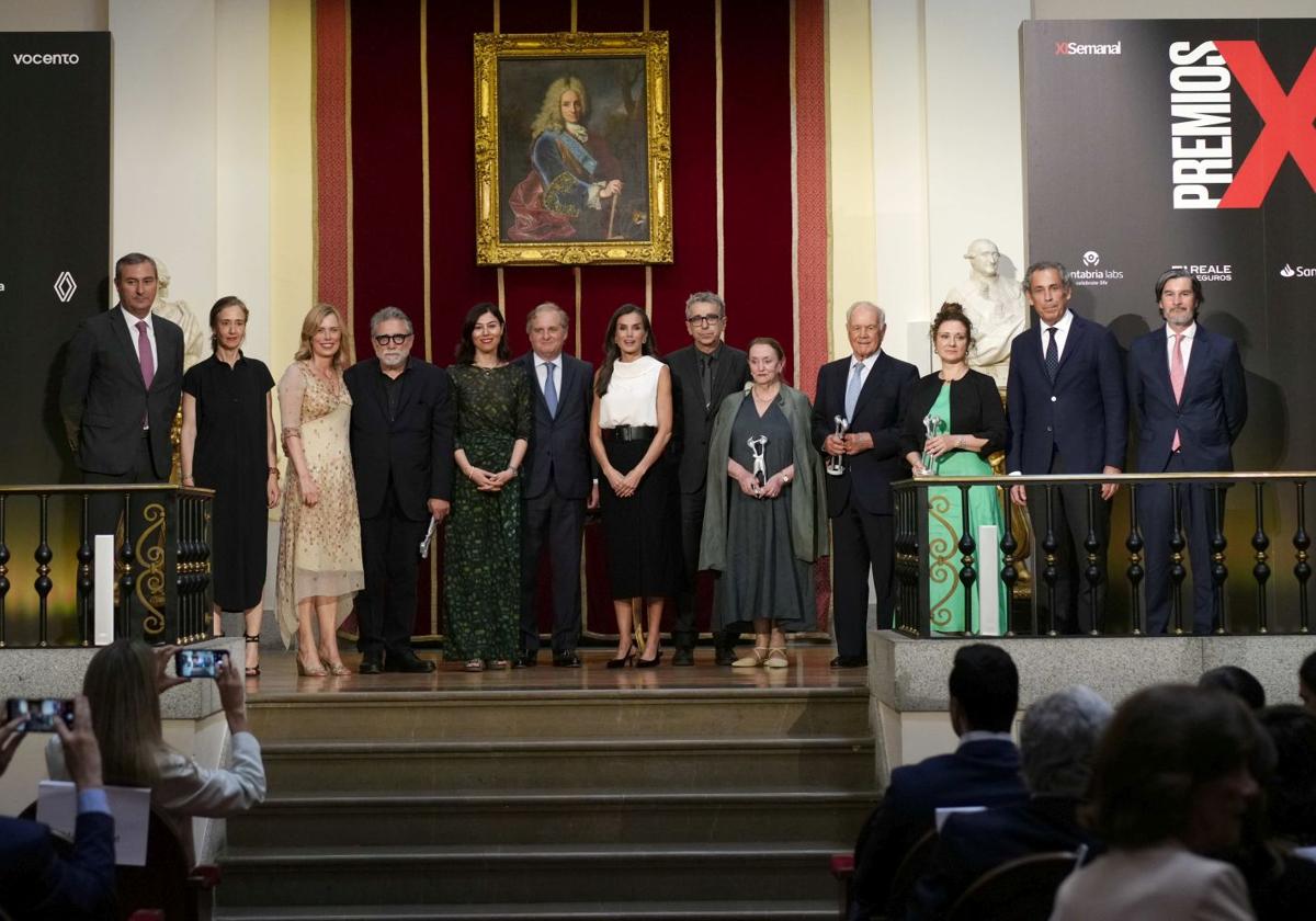 De izquierda a derecha, Ignacio Mariscal, CEO de Reale Seguros; Ana Porto, directora global de comunicación de Telefónica; Mar Cohnen, directora de XLSemanal; el escultor Jaume Plensa; Susana Rodríguez, CEO de Cantabria Labs; Ignacio Ybarra, presidente de Vocento, la reina Letizia; Jordi Martí Grau, secretario de Estado de Cultura, la catedrática de Filosofía y Política Amelia Valcárcel, el empresario y filántropo Juan Entrecanales, la ingeniera Elena García Armada, Manuel Mirat, CEO de Vocento y Bernabé Mohedano, director de medios del Banco Santander.