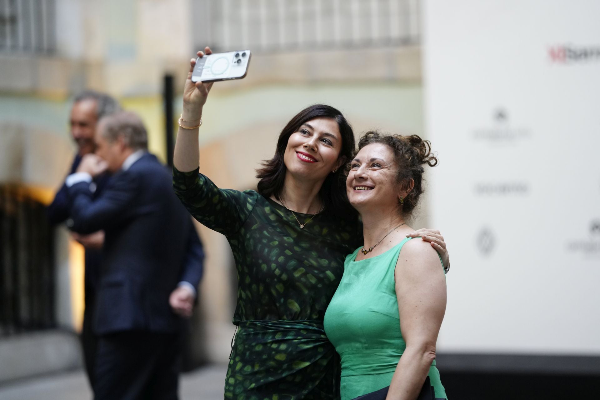 Susana Rodríguez, CEO de Cantabria Labs, haciendo un 'selfie' junto a la ingeniera Elena García Armada