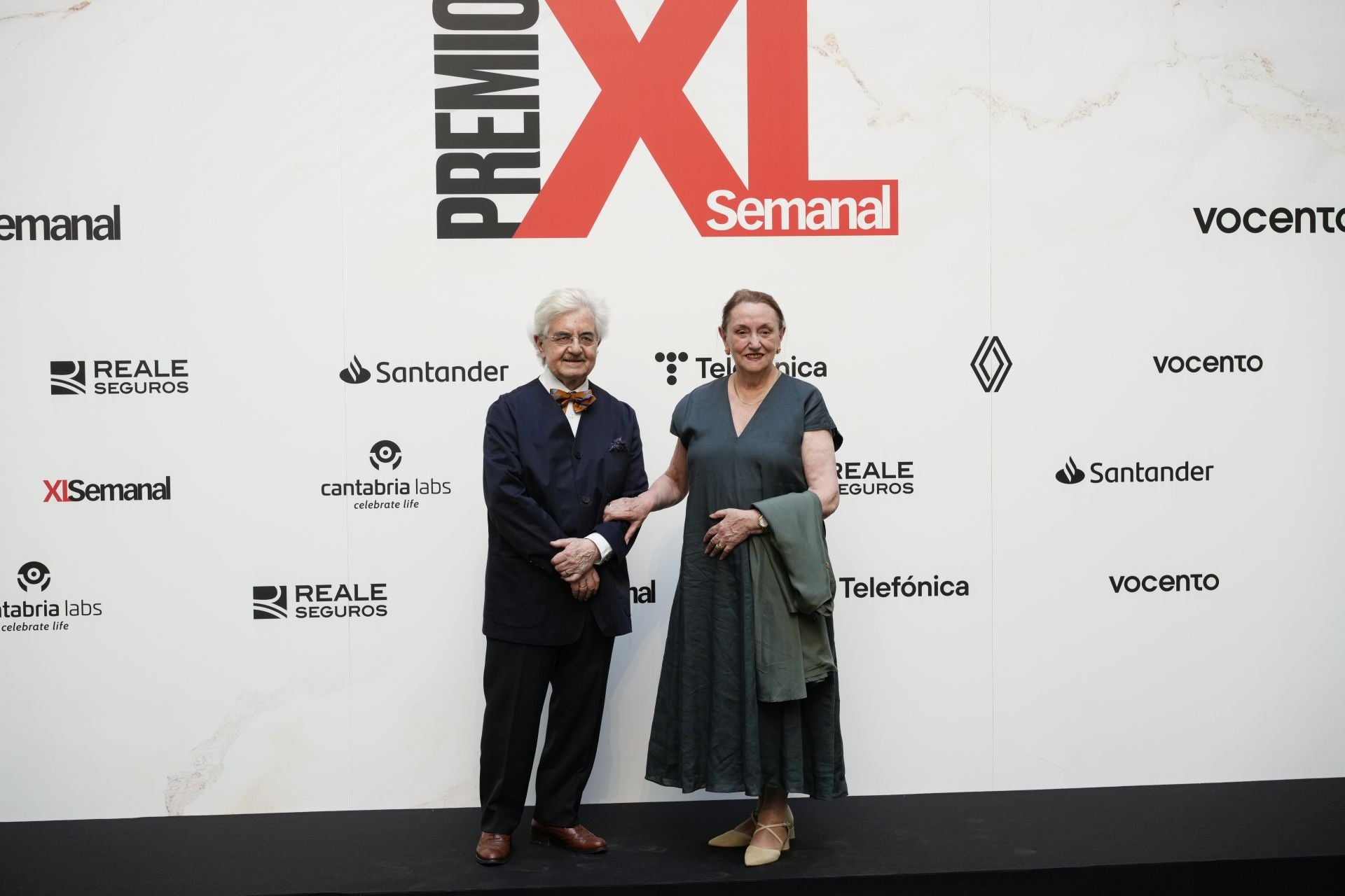 La catedrática de Filosofía y Política Amelia Valcárcel posa junto Lluis Xabel Álvarez antes del inicio de la gala