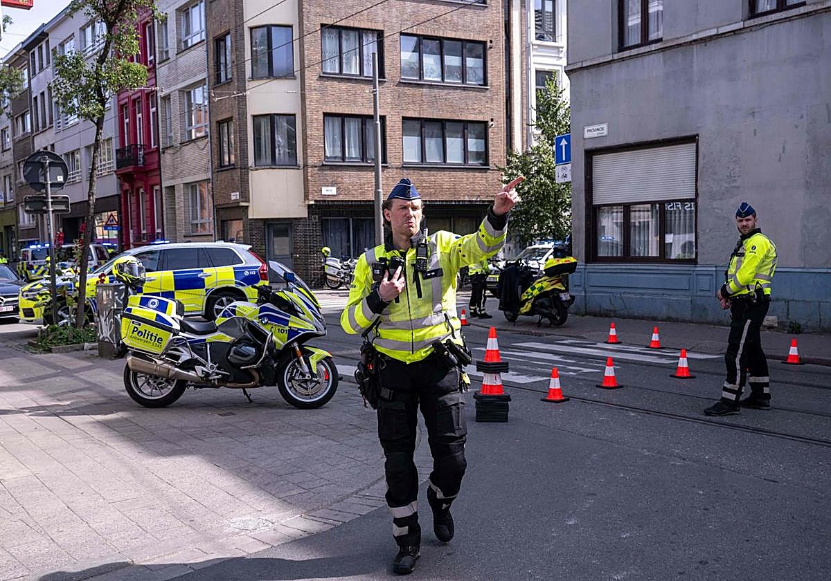 Imagen de archivo de una patrulla policial en una calle de Bélgica.