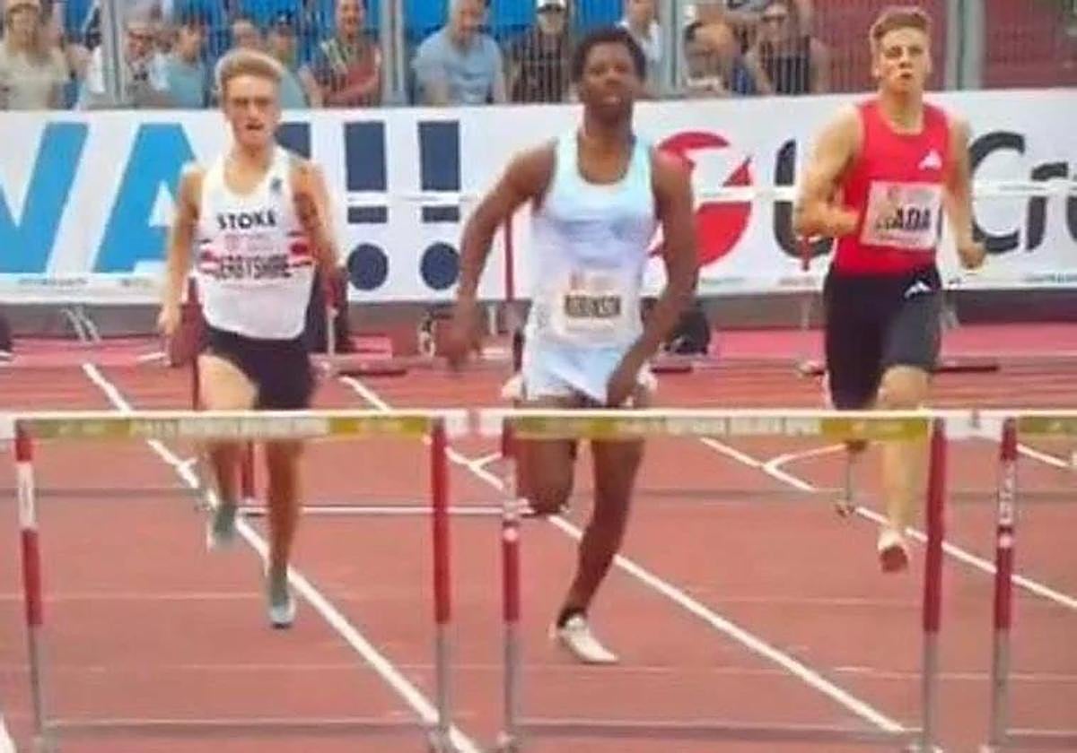 Chris Robinson gana los 400 metros vallas a pesar de correr con el pene al aire