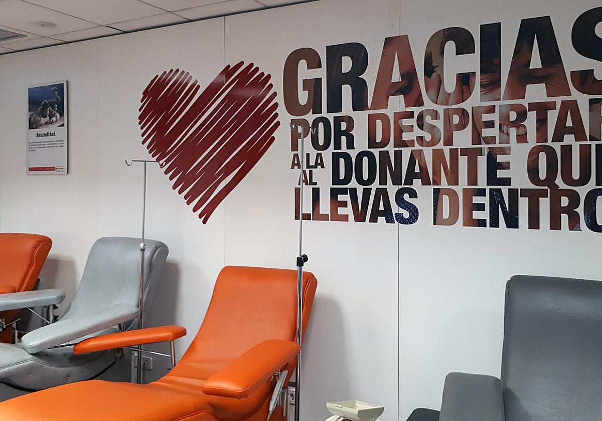 Una sala de donación de sangre con un mensaje de agradecimiento impreso en la pared.