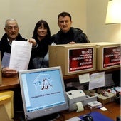 Activistas en favor de la ley de eutanasia entregan sus firmas en el Congreso en 2019.