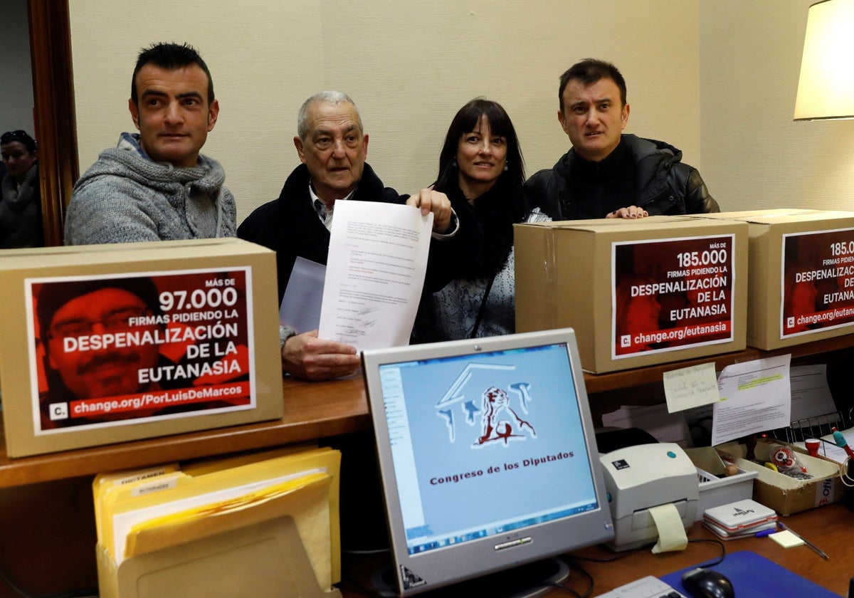 Euthanasia law activists deliver their signatures to Congress in 2019.