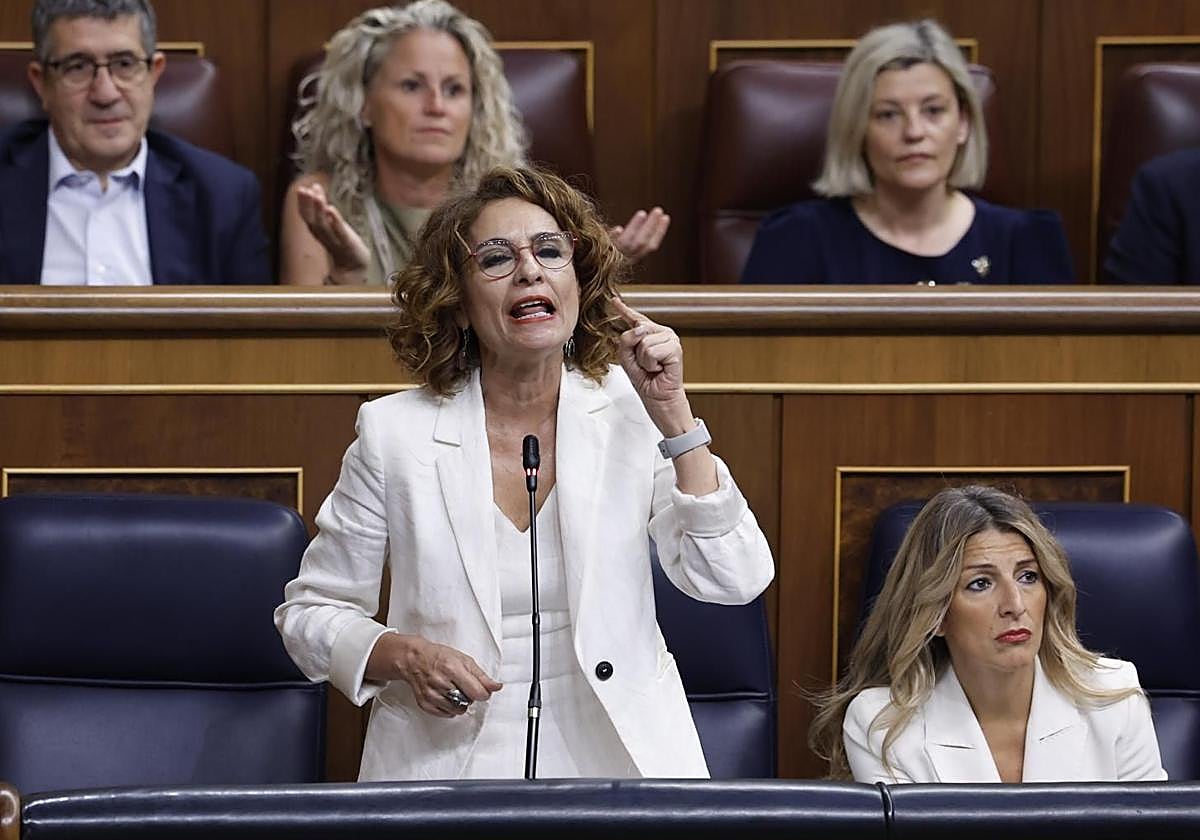 María Jesús Montero y Yolanda Díaz durante la sesión de control al Gobierno.