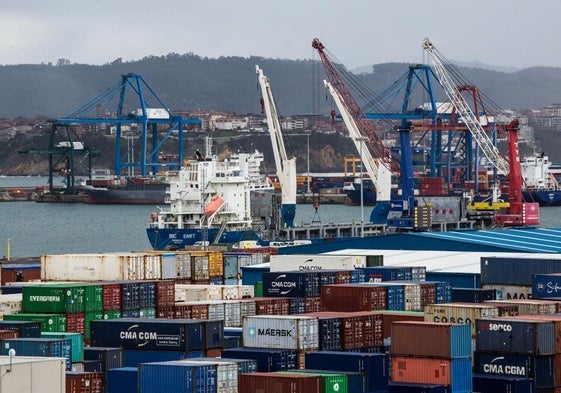 Mercancías llegando al puerto de Bilbao.