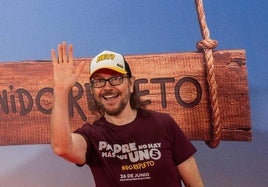 Santiago Segura vuelve a enfundarse la camiseta promocional.