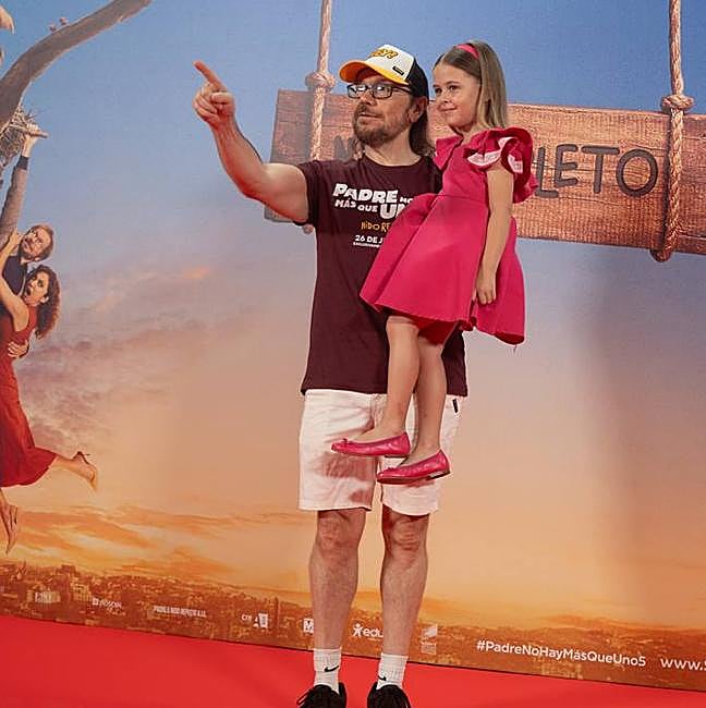 Santiago Segura y la pequeña Blanca Ramírez.