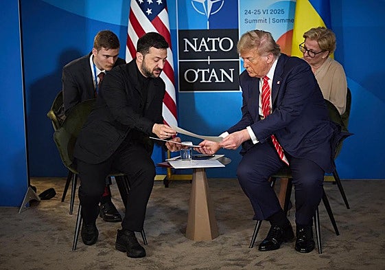 Volodímir Zelenski y Donald Trump durante la cumbre de La Haya.