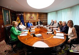 El pleno del Tribunal Constitucional, encabezado por Cándido Conde-Pumpido, en las deliberaciones sobre la legalidad de la amnistía.