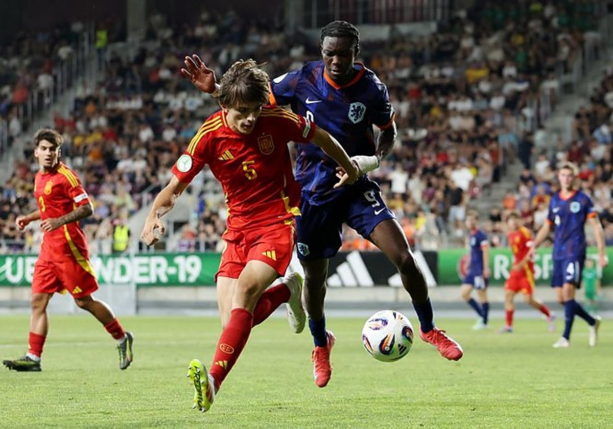 Andrés Cuenca pugna ante Konadu en una acción de la final.