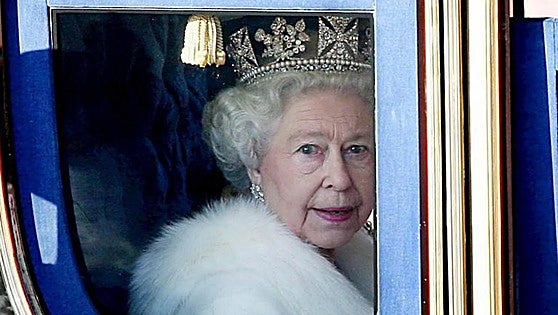 Una estatua ecuestre y un puente de vidrio, en el memorial de Isabel II en Londres