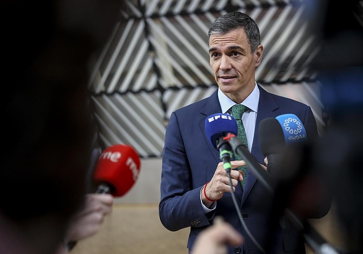 Pedro Sánchez atiende a los medios antes del Consejo Europeo, en Bruselas.