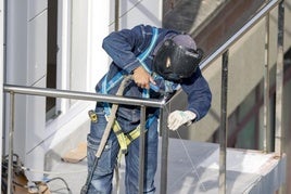 Trabajador soldando una barandilla.