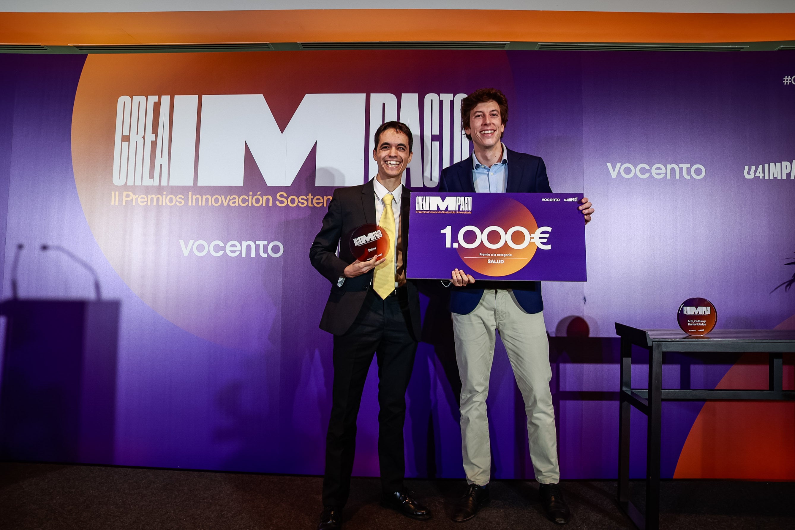 Manuel Docavo, fundador de U4IMPACT, entrega el Premio CREAIMPACTO en la categoría de Salud a David Morales Loro, estudiante de la Universidad Politécnica de Madrid