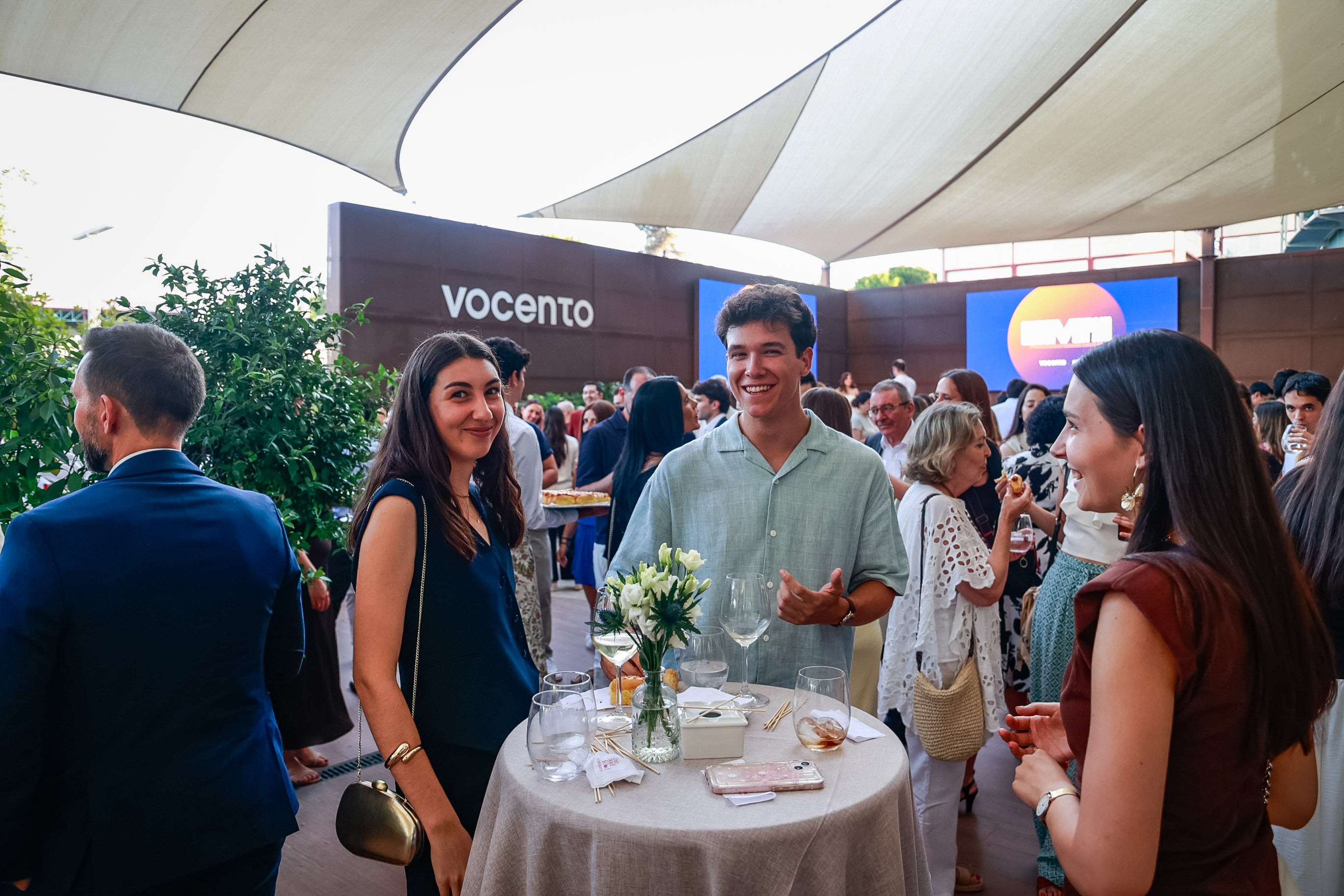 Estudiantes tras la entrega de los Premios CREAIMPACTO
