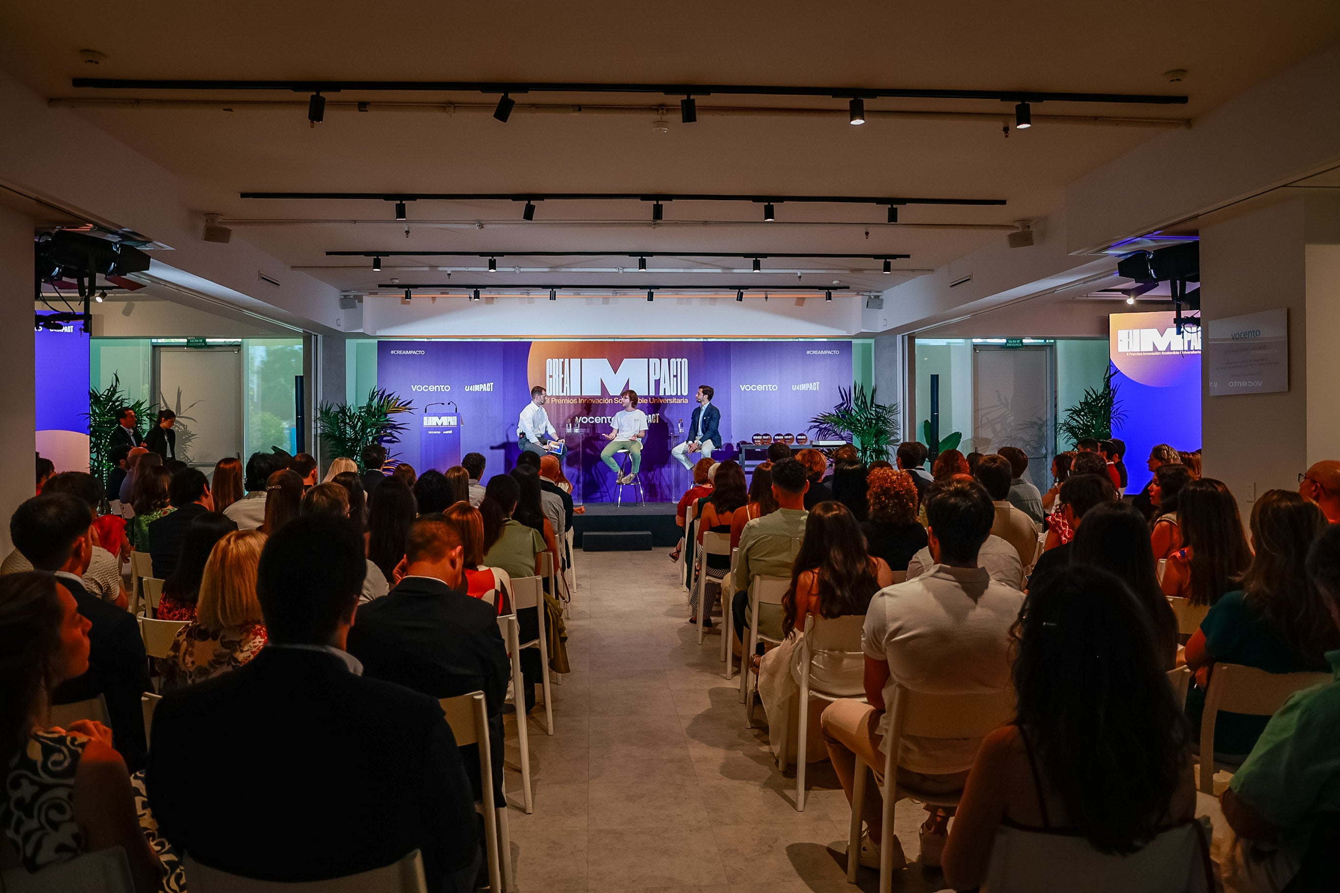 Asistentes durante la entrega de los Premios CREAIMPACTO
